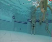 Немецкие студенты шалят в бассейне под водой